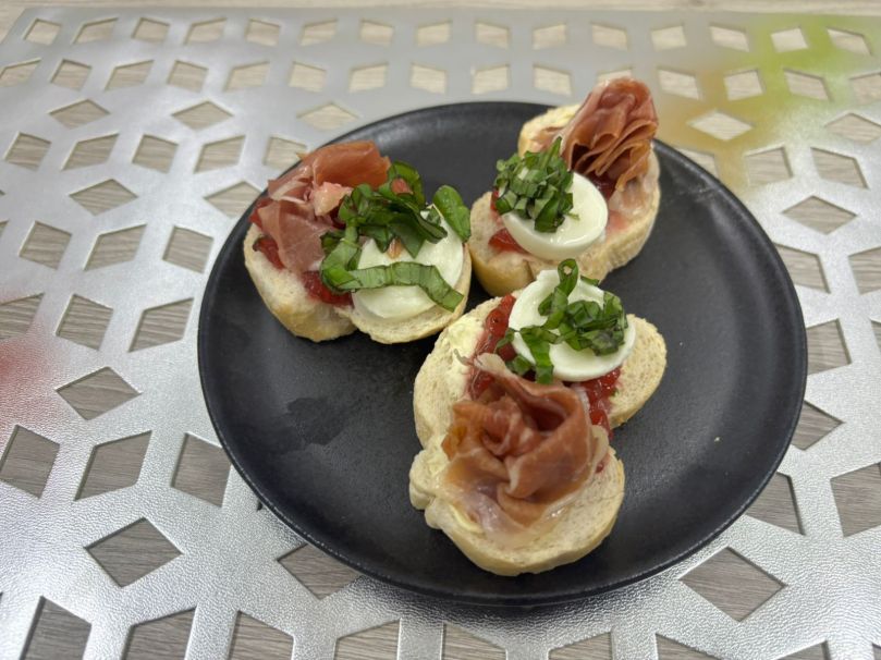 Tapas de jamón serrano y queso búfala