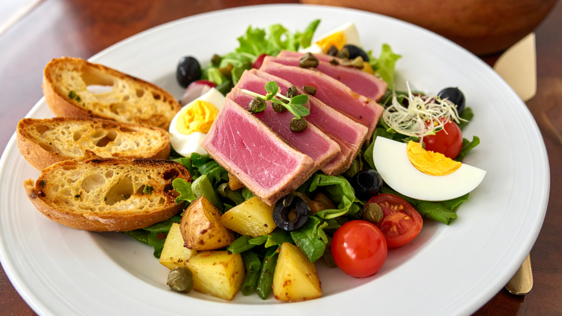 Sliced Tuna Niçoise Salad