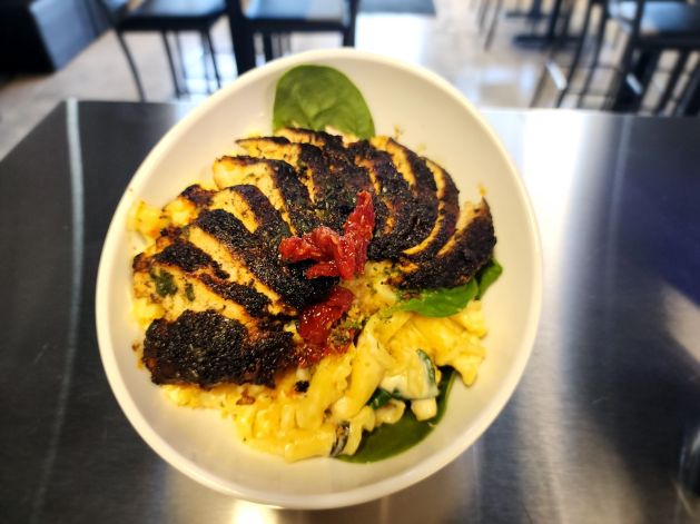 BLACKENED CHICKEN MAC FAMILY PAN