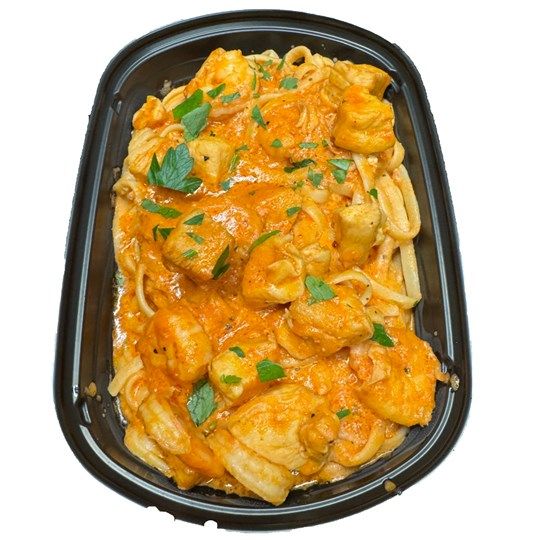 Fettucine Alla Vodka w/ Chicken & Shrimp (20oz)